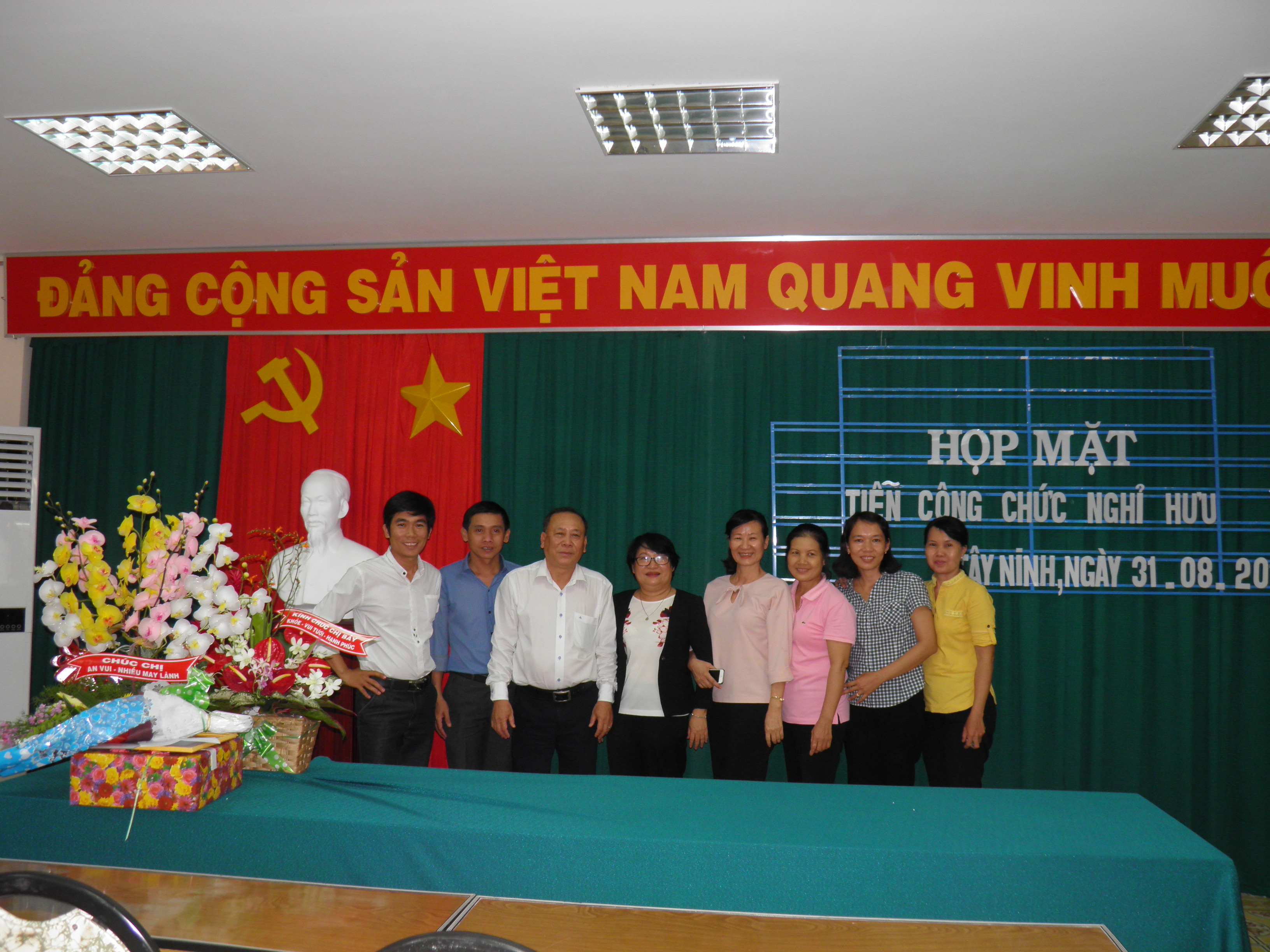 Lễ công bố và trao Quyết định nghỉ hưu đối với Phó Chánh Văn phòng Nguyễn Thị Bảy